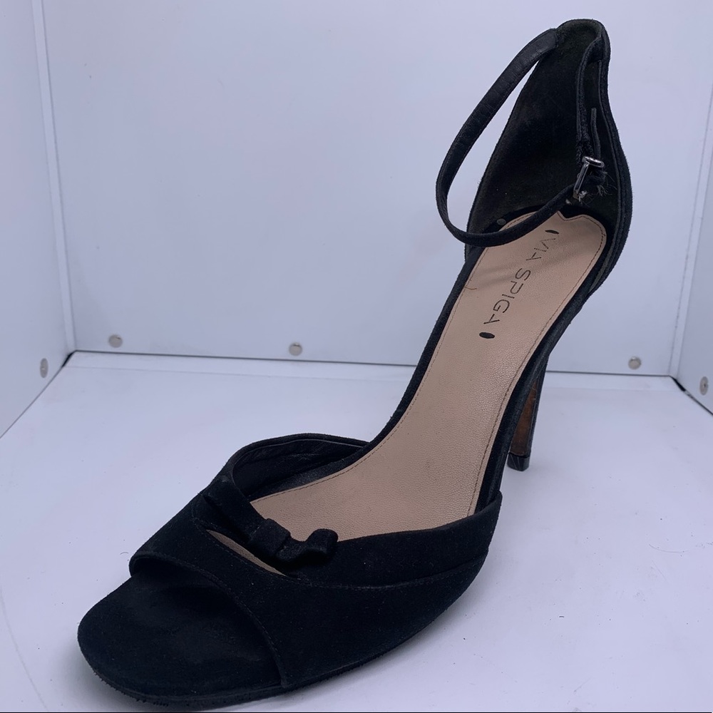 Black toeless heel with strap